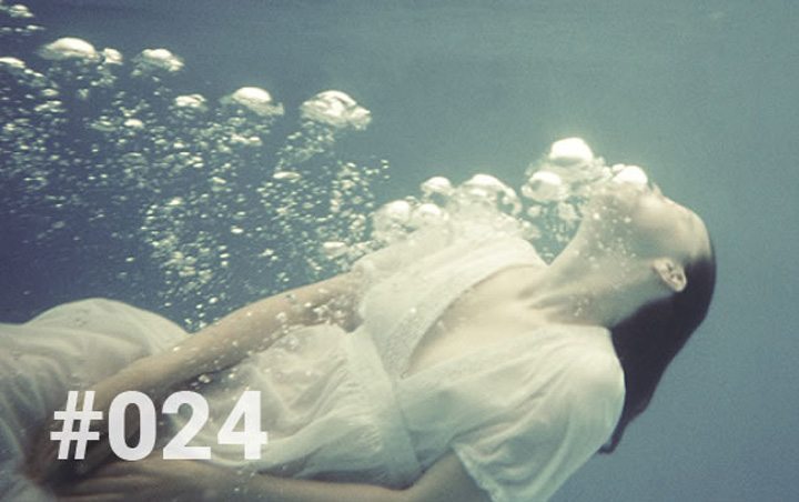 Bliss Sanctuary Bali - Blog 24 - The lesson of the black water - girl underwater blowing bubbles